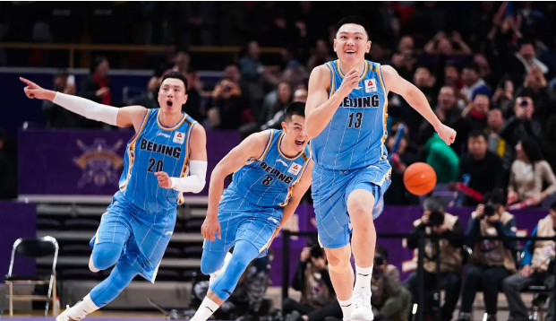 首钢男篮再, 月的右脚韧, 转身不离开